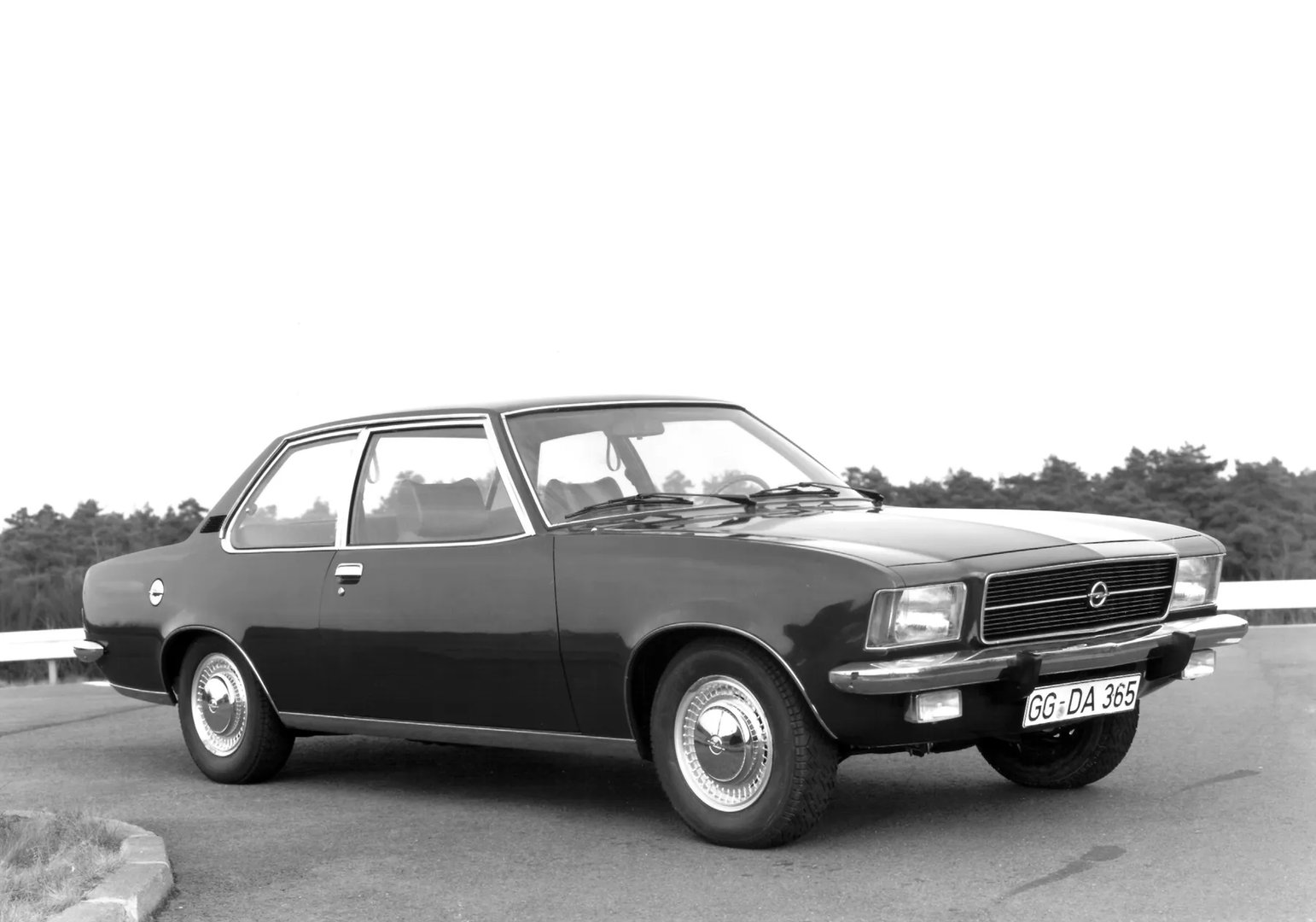 Opel_Rekord_4_generation__Sedan_2-doors__5.jpg