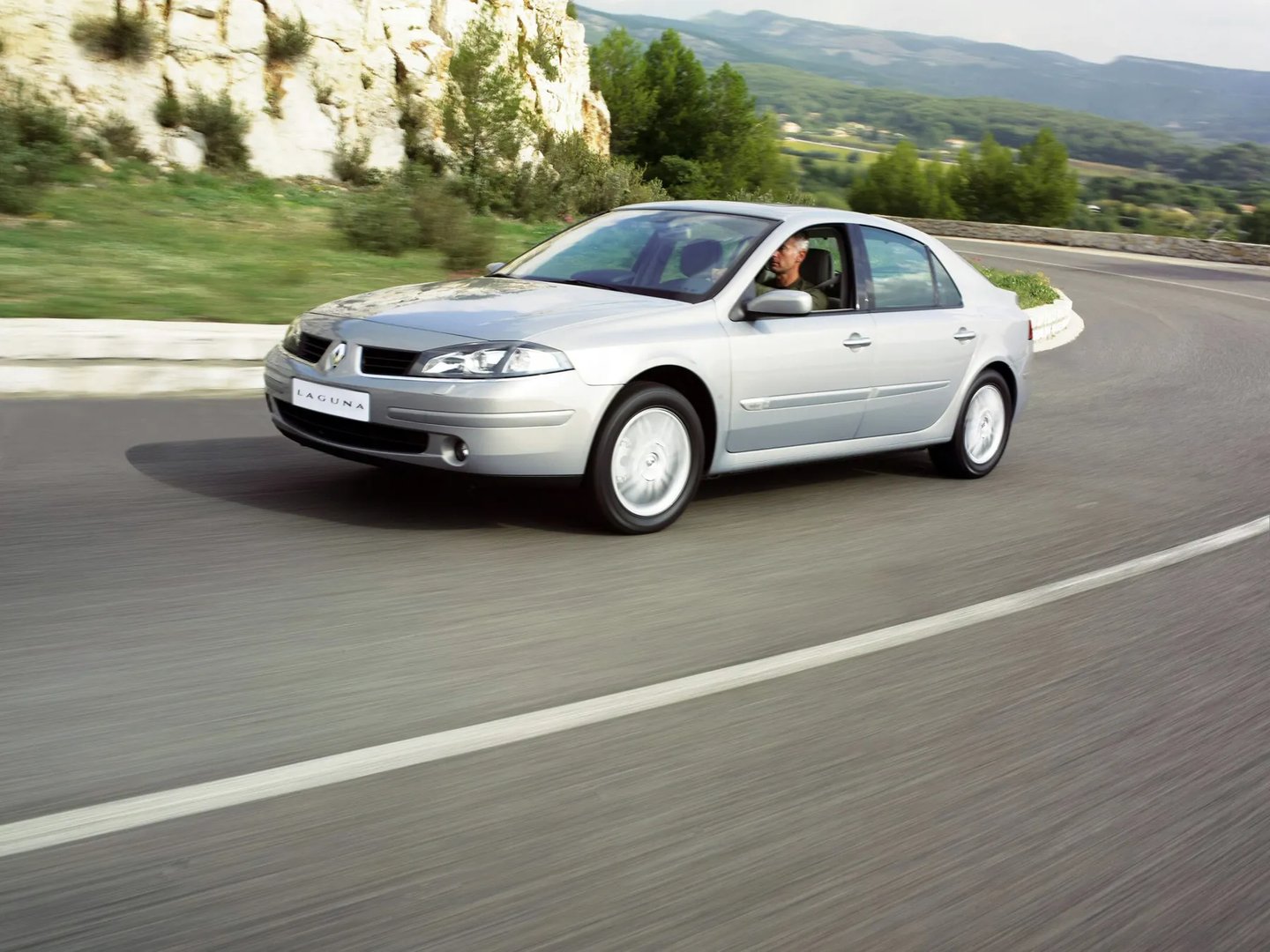 Renault_Laguna_2_generation_restyling__Liftback__5.jpg
