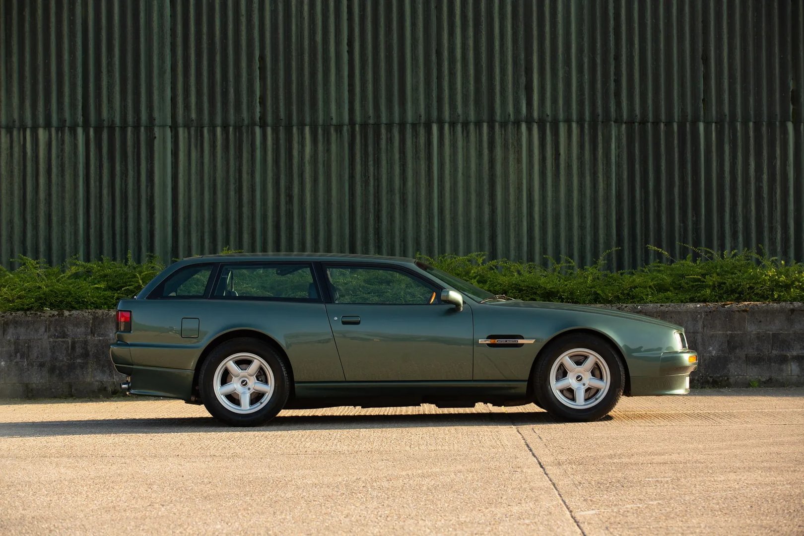 Aston Martin_Virage_1_generation__Estate_3-door__5.jpg