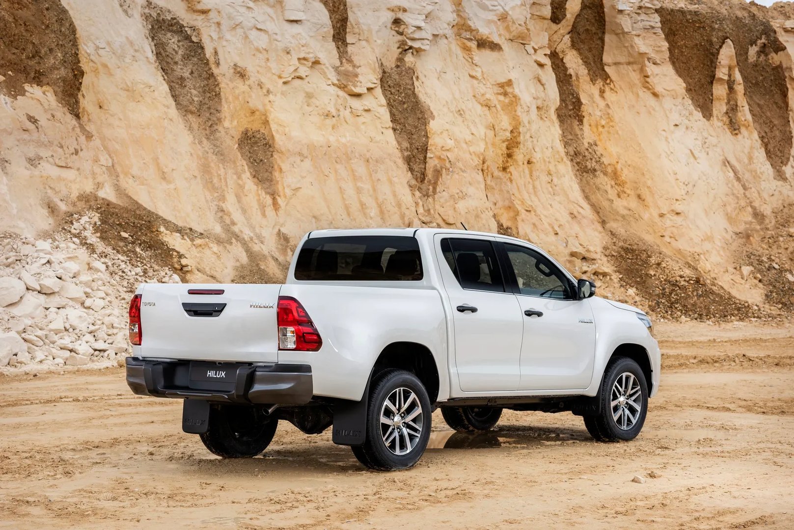 Toyota_Hilux_8_generation_restyling__Pickup_double-cab__3.jpg