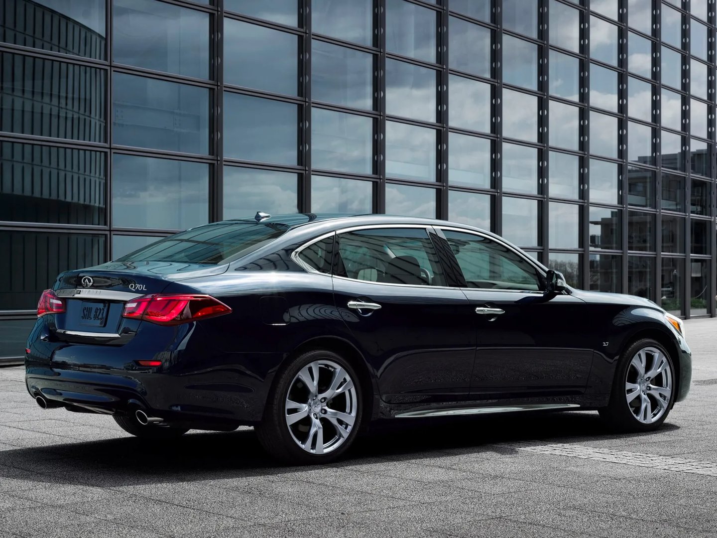 Infiniti_Q70_1_generation_restyling__Sedan_Long__2.jpg