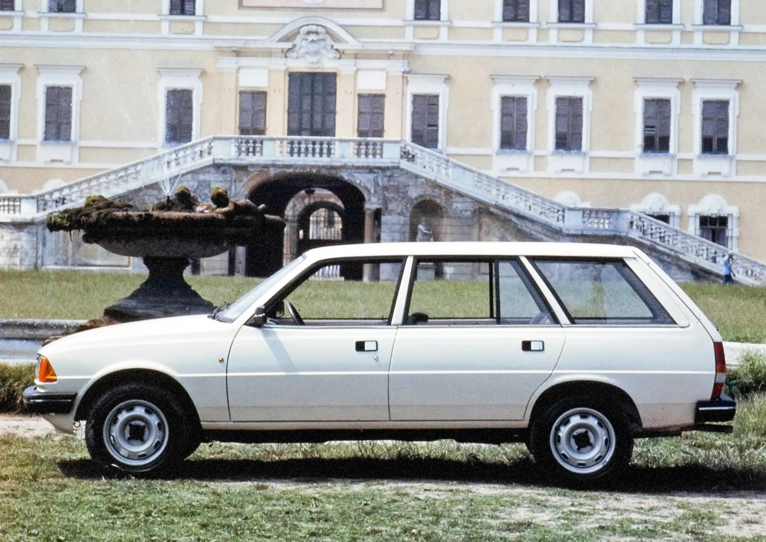 Peugeot_305_1_generation__Estate_5-door__2.jpg