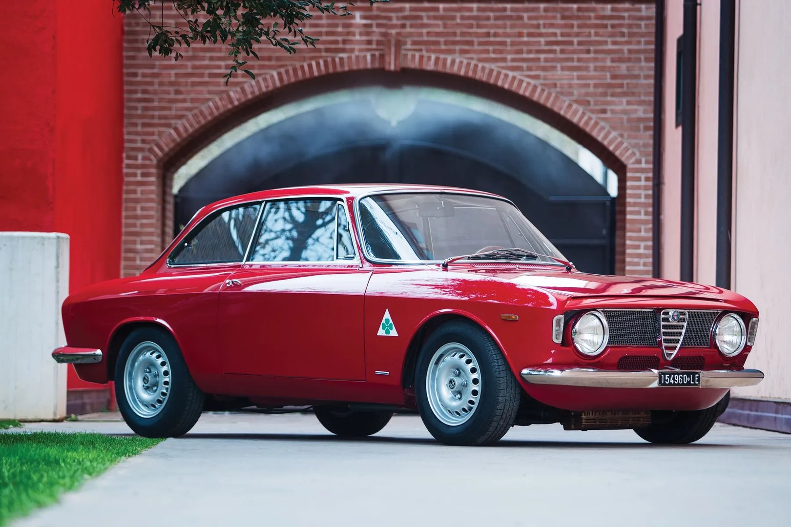 Alfa Romeo_Giulia_1_generation__Coupe__1.jpg