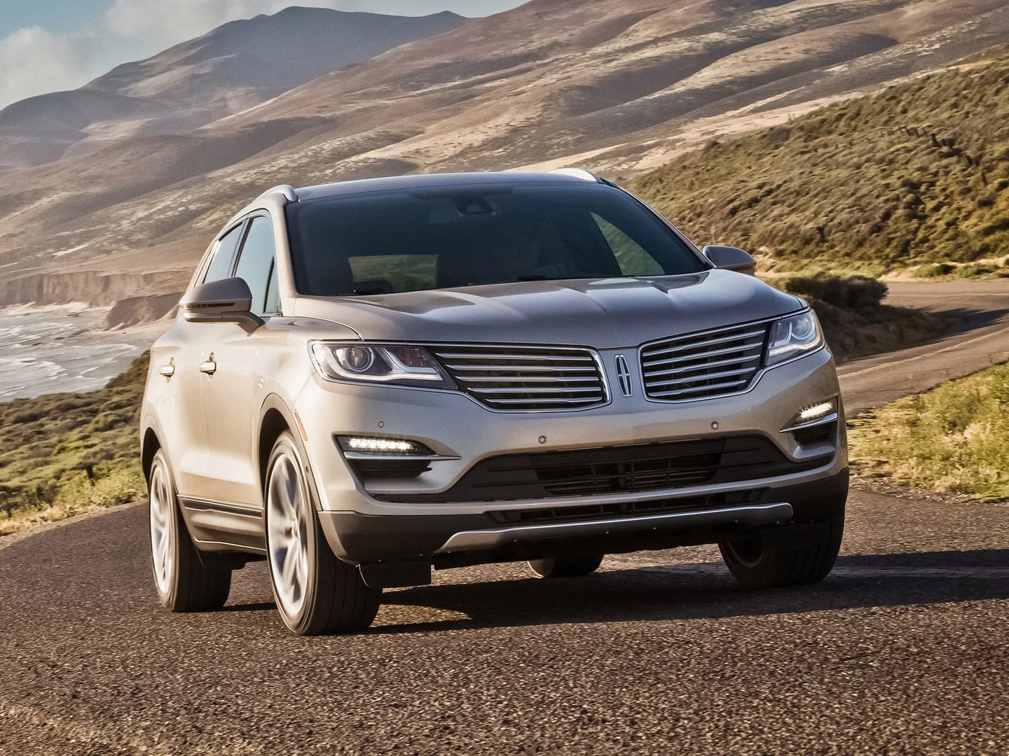 Lincoln_MKC_1_generation__SUV_5-doors__2.jpg