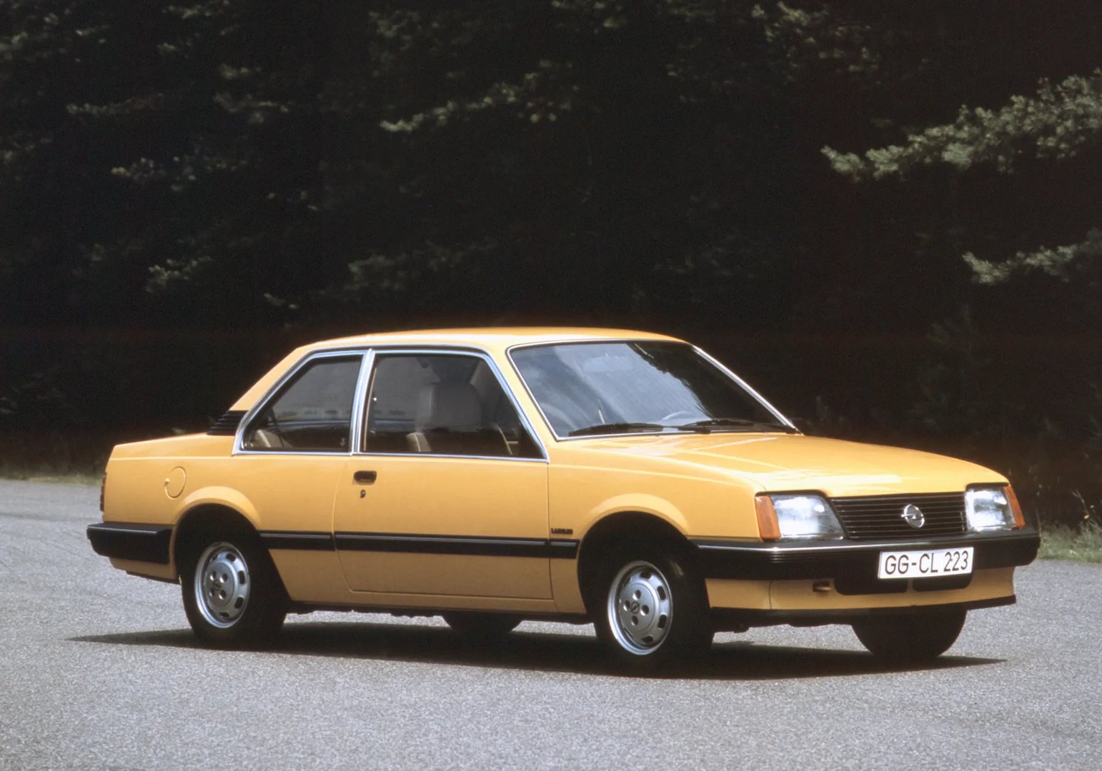 Opel_Ascona_3_generation__Sedan_2-doors__7.jpg