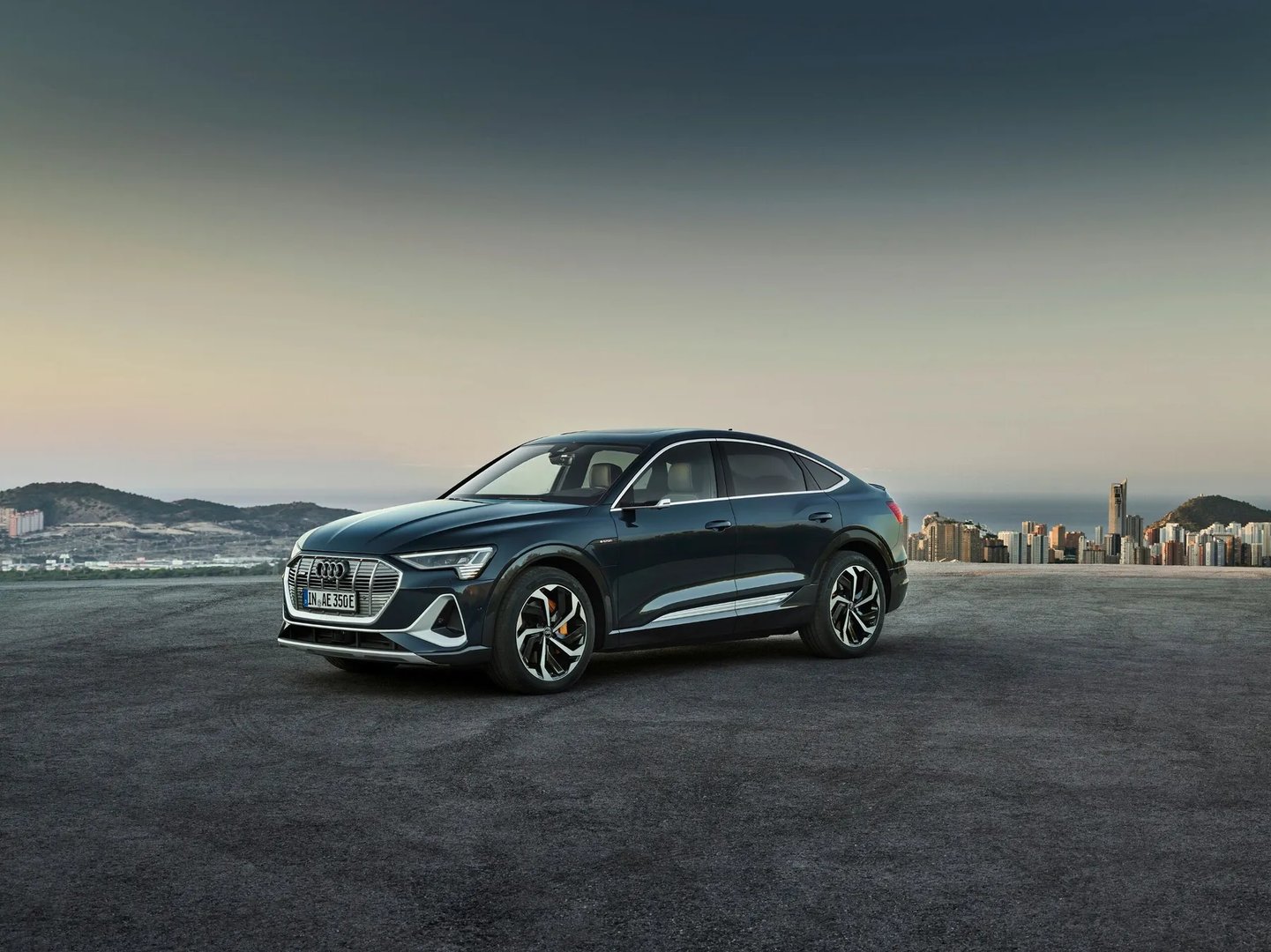 Audi_Q8_Sportback_e-tron_1_generation__SUV_Coupe__2.jpg