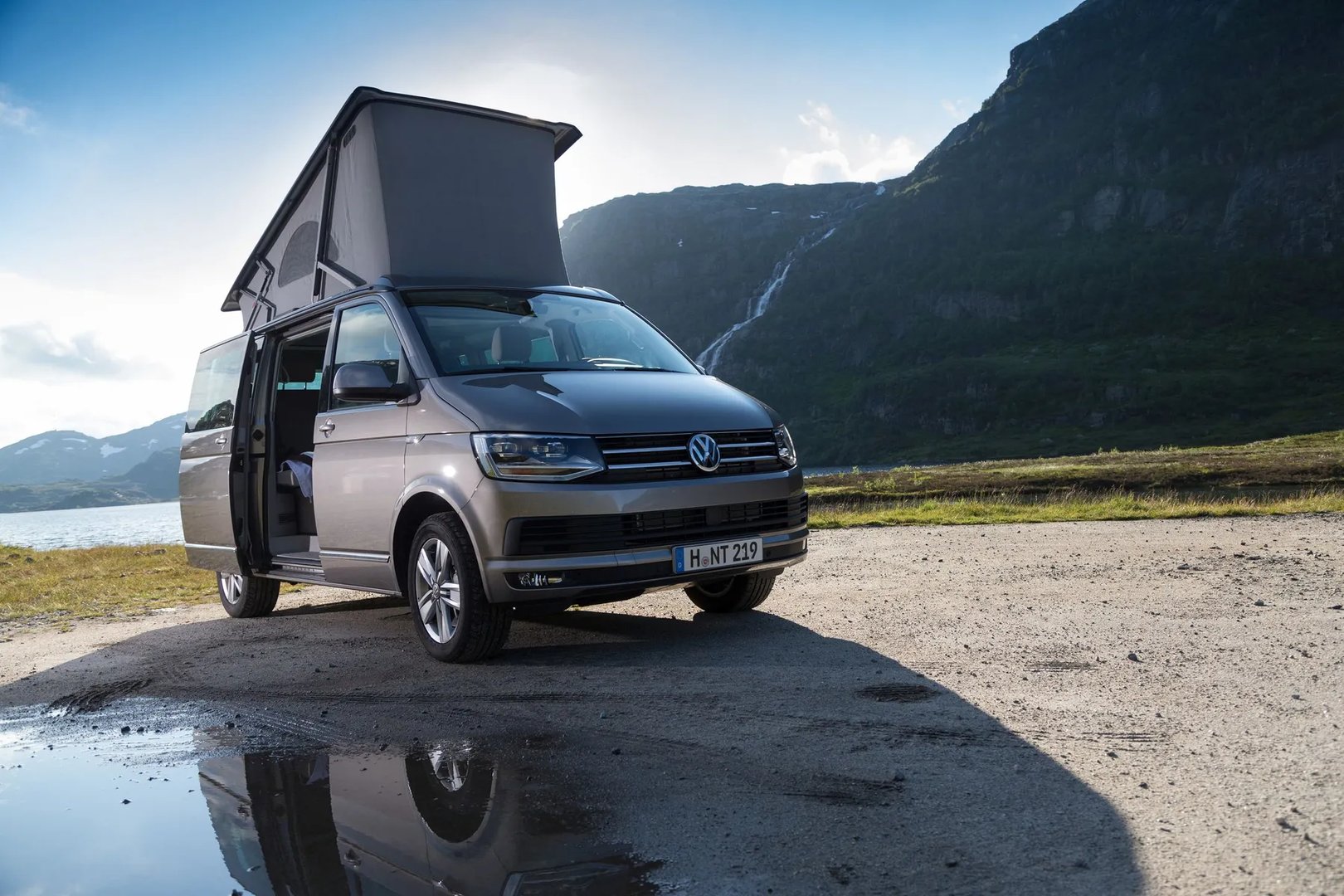 Volkswagen_California_6_generation__Minivan__4.jpg