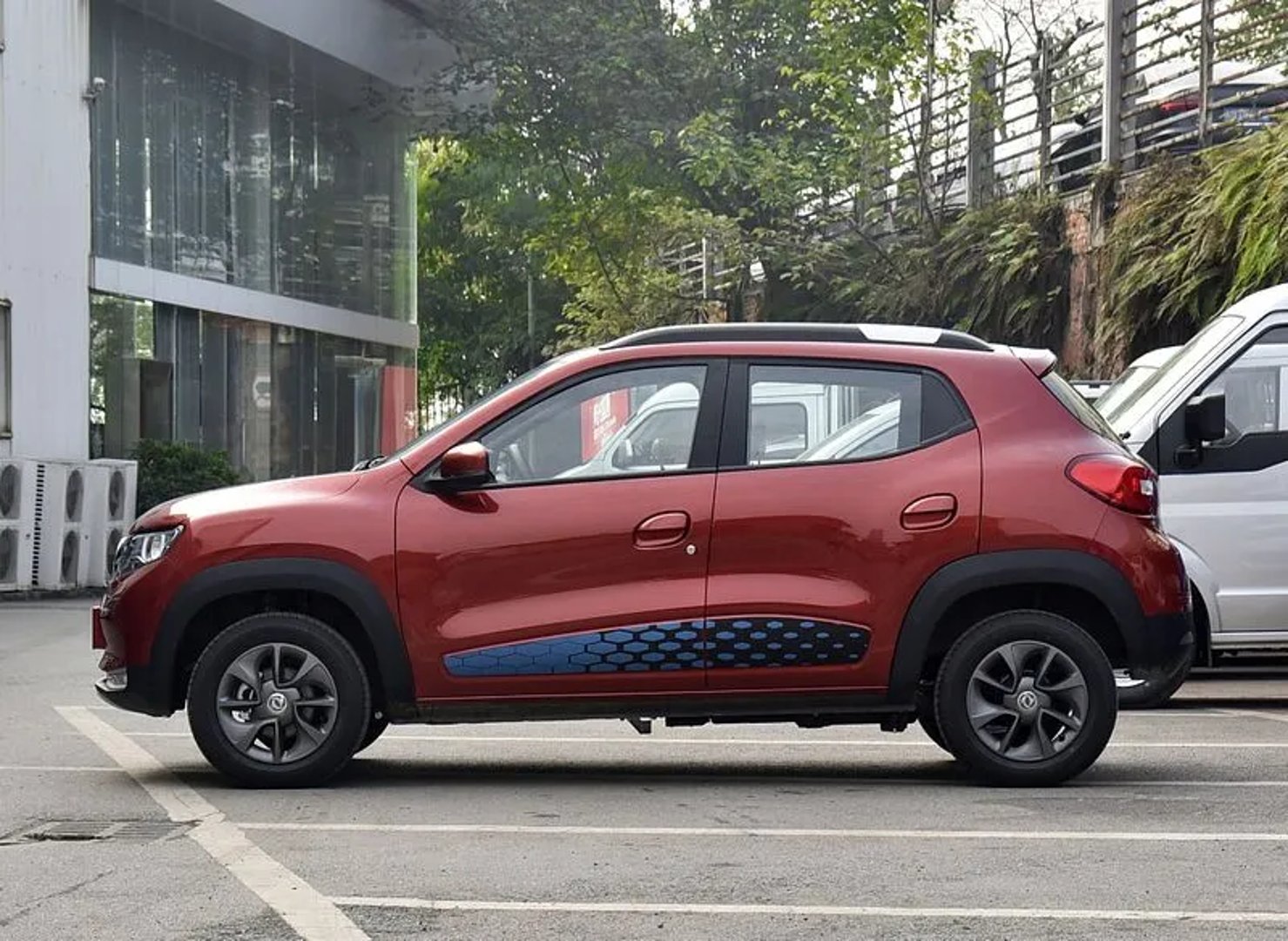 DongFeng_E1_1_generation__SUV_5-doors__3.jpg