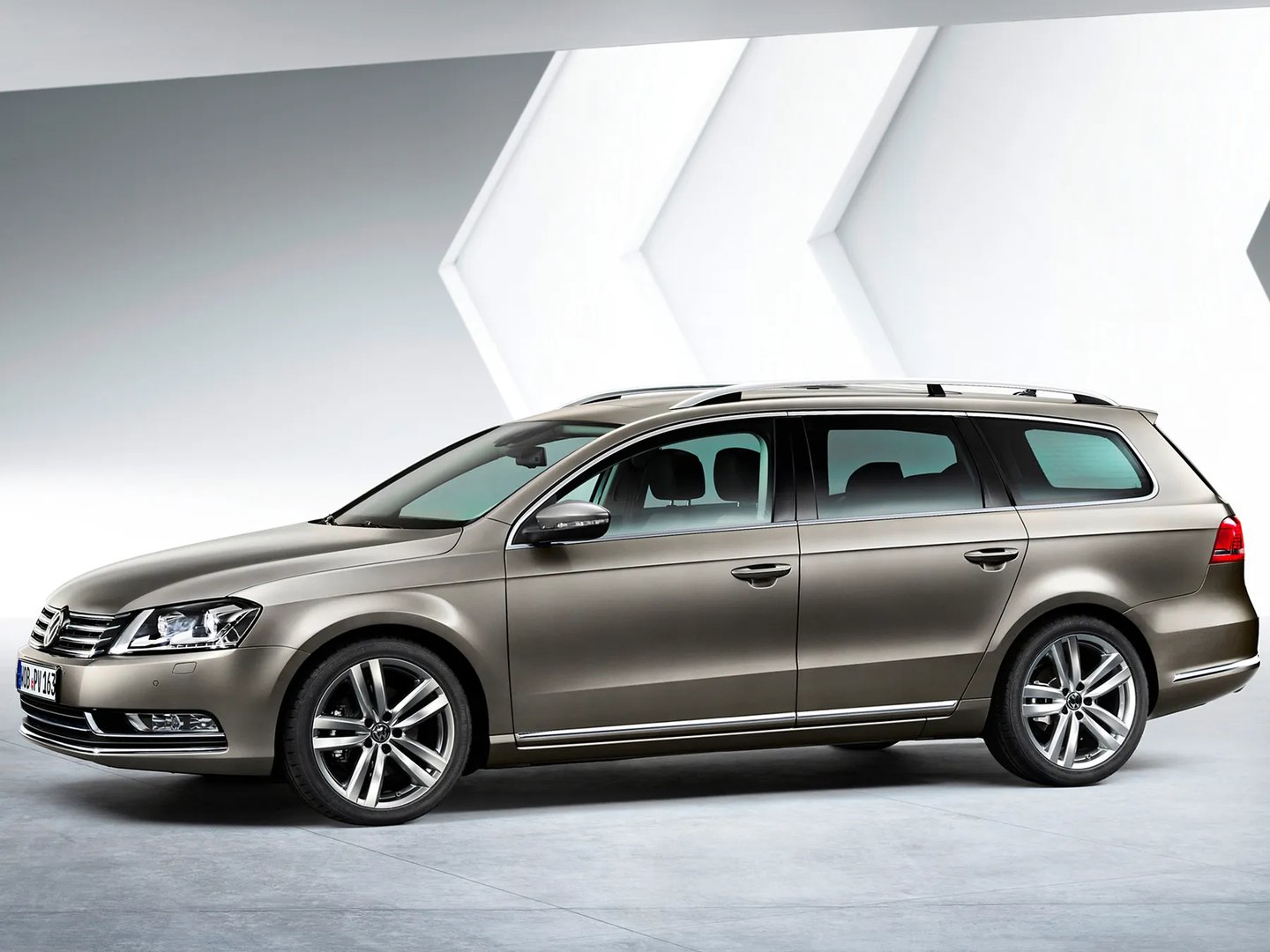 Volkswagen_Passat_7_generation__Estate_5-door__6.jpg