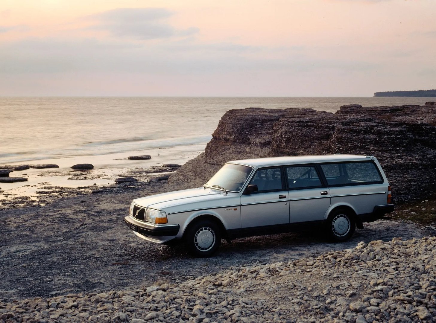 Volvo_240_Series_1_generation__Estate_5-door__5.jpg