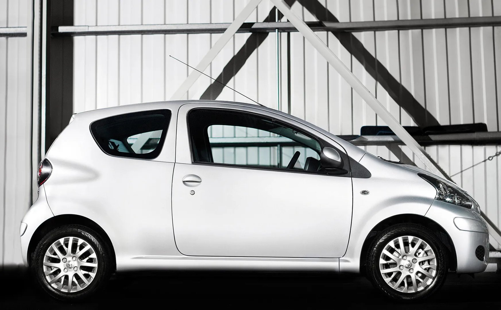 Toyota_Aygo_1_generation_restyling__Mini_3-doors__11.jpg
