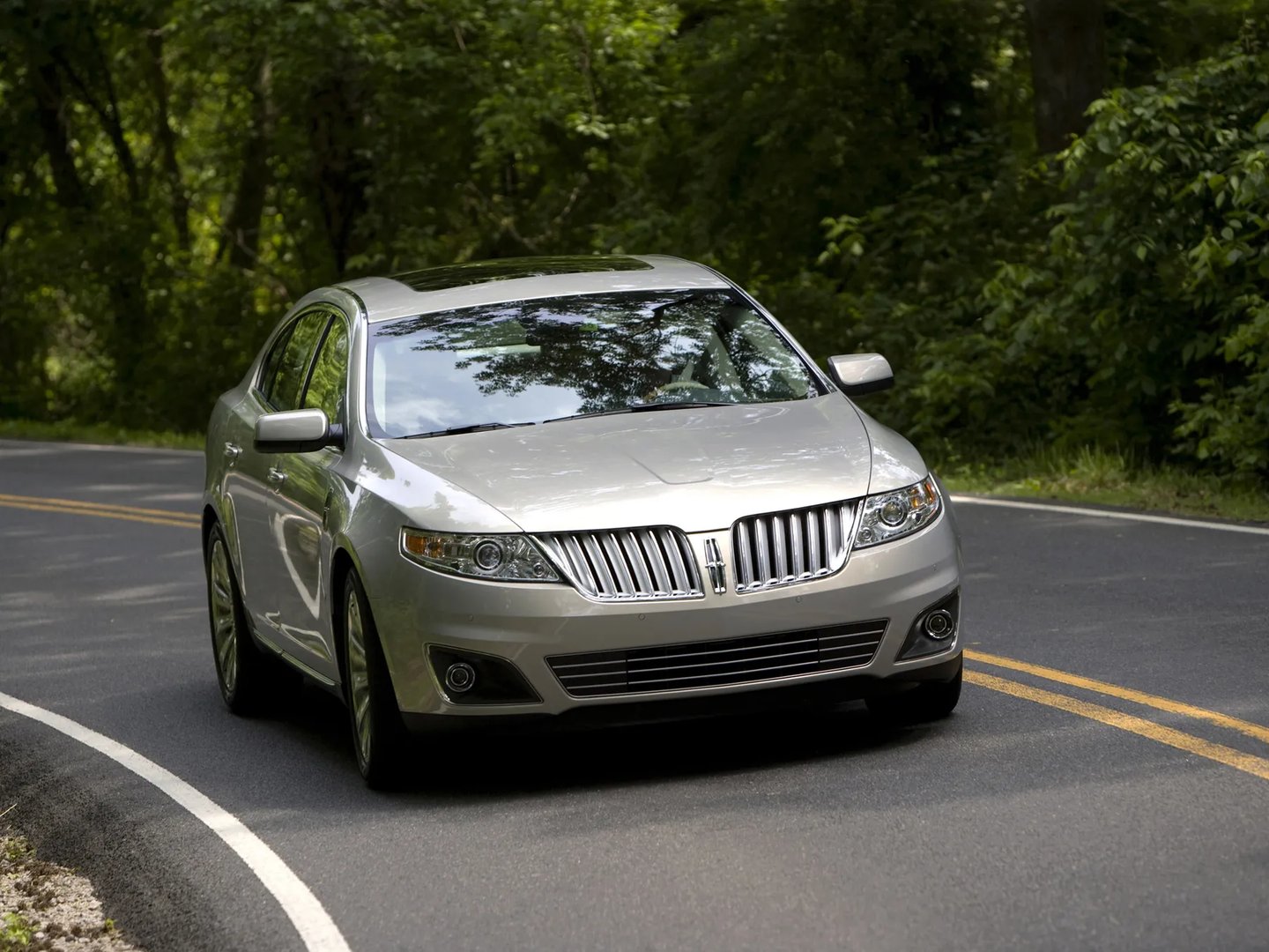 Lincoln_MKS_1_generation__Sedan__4.jpg