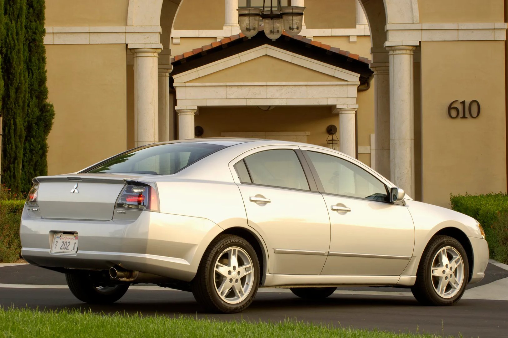 Mitsubishi_Galant_9_generation__Sedan__3.jpg