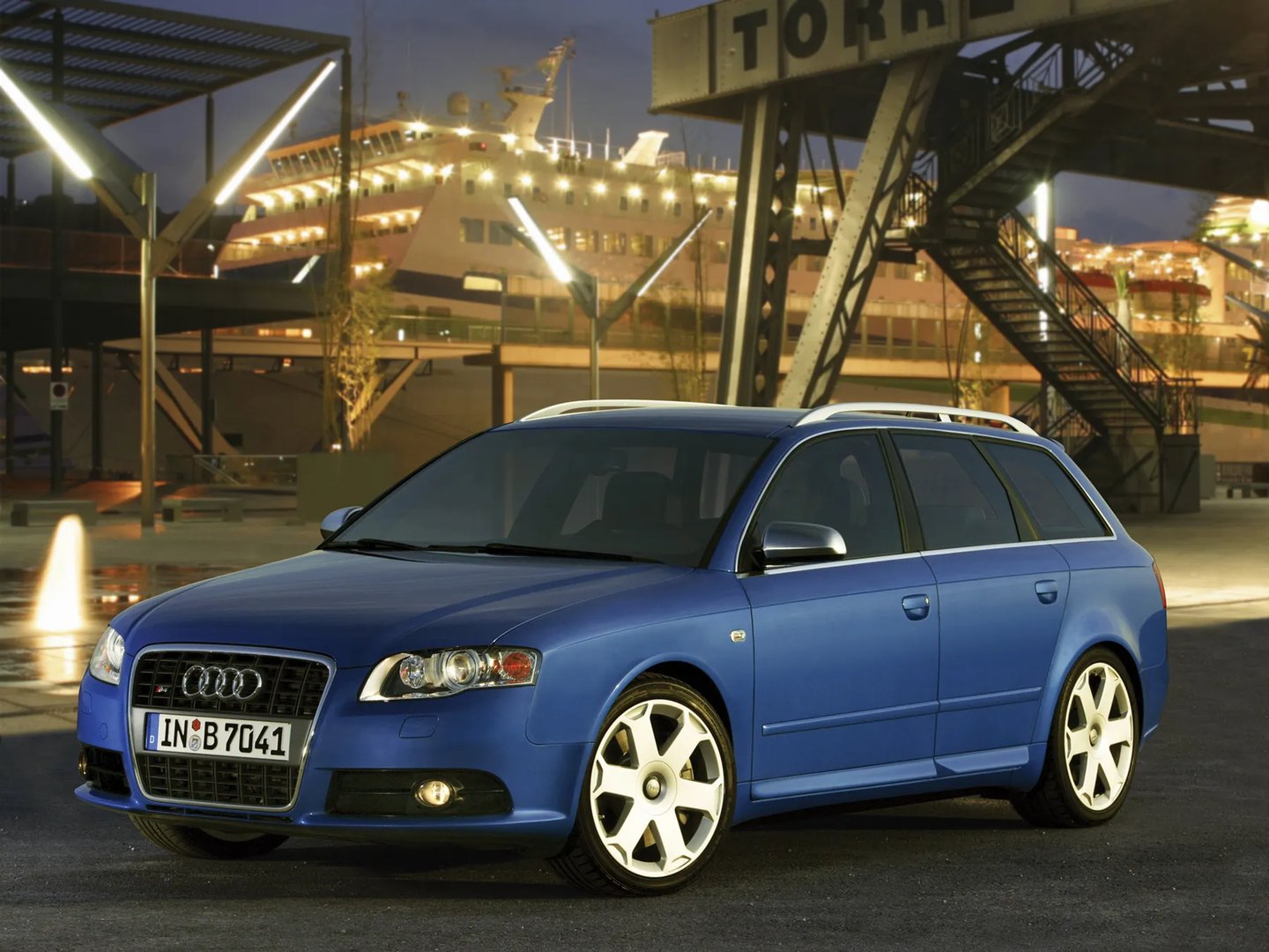 Audi_S4_3_generation__Estate_5-door__1.jpg