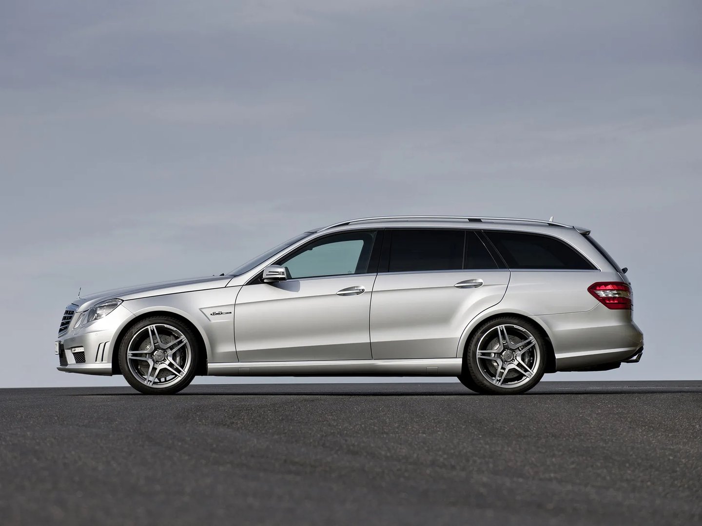 Mercedes_E-Class_AMG_4_generation__Estate_5-door__4.jpg
