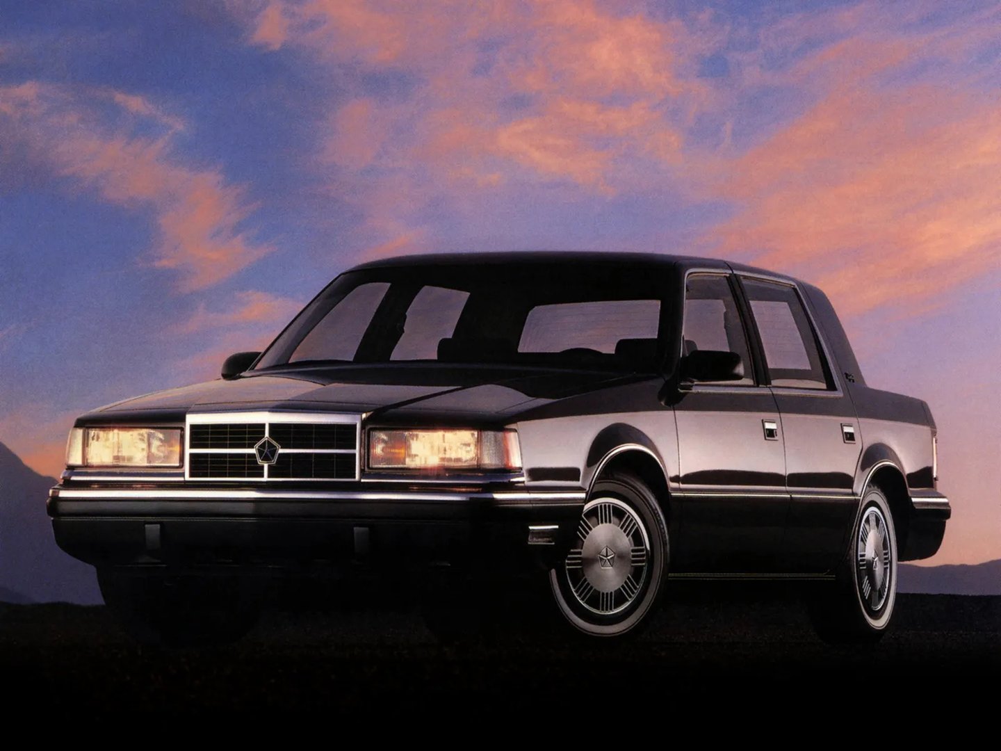 Dodge_Dynasty_1_generation__Sedan__1.jpg