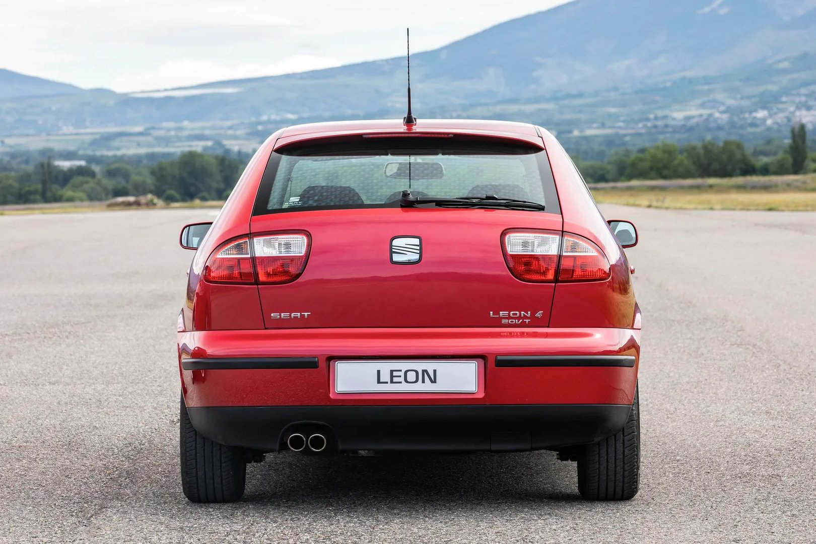 SEAT_Leon_1_generation__Hatchback_5-door__11.jpg