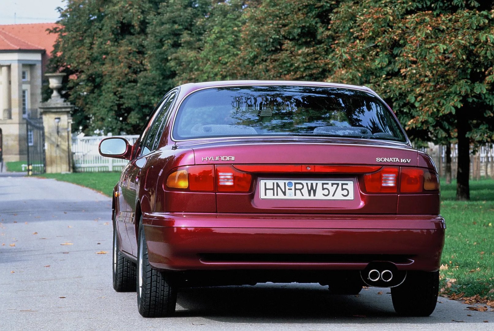 Hyundai_Sonata_3_generation__Sedan__1.jpg