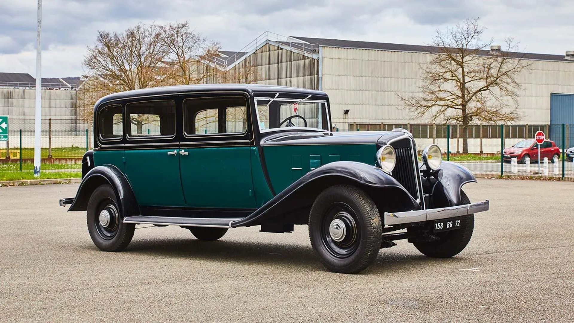 Renault_Vivastella_1_generation__Sedan__4.jpg