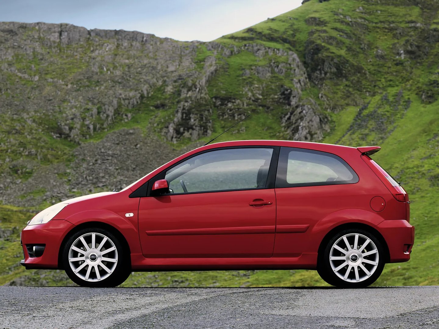 Ford_Fiesta_ST_5_generation__Mini_3-doors__6.jpg