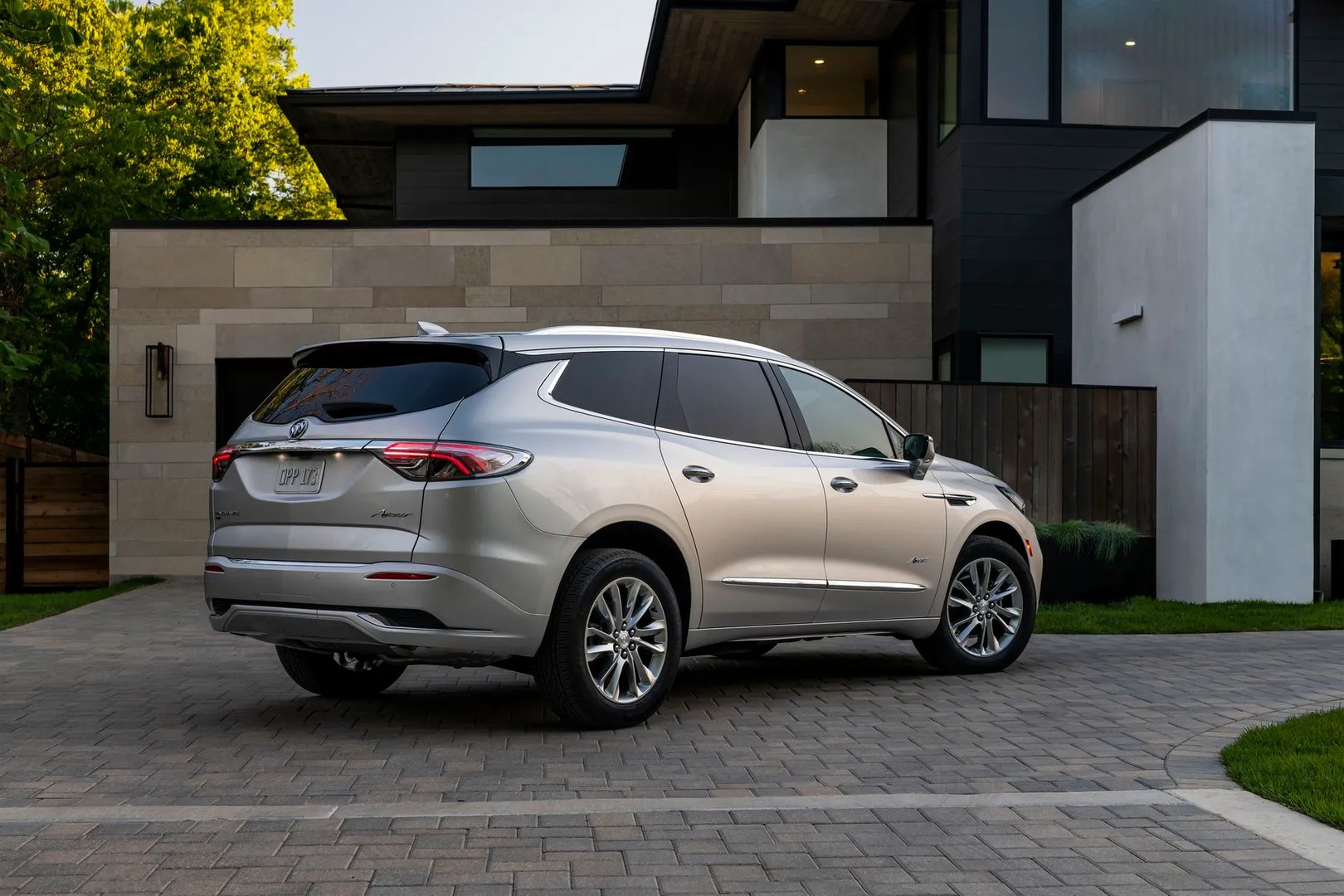 Buick_Enclave_2_generation_restyling_1__SUV_5-doors__2.jpg