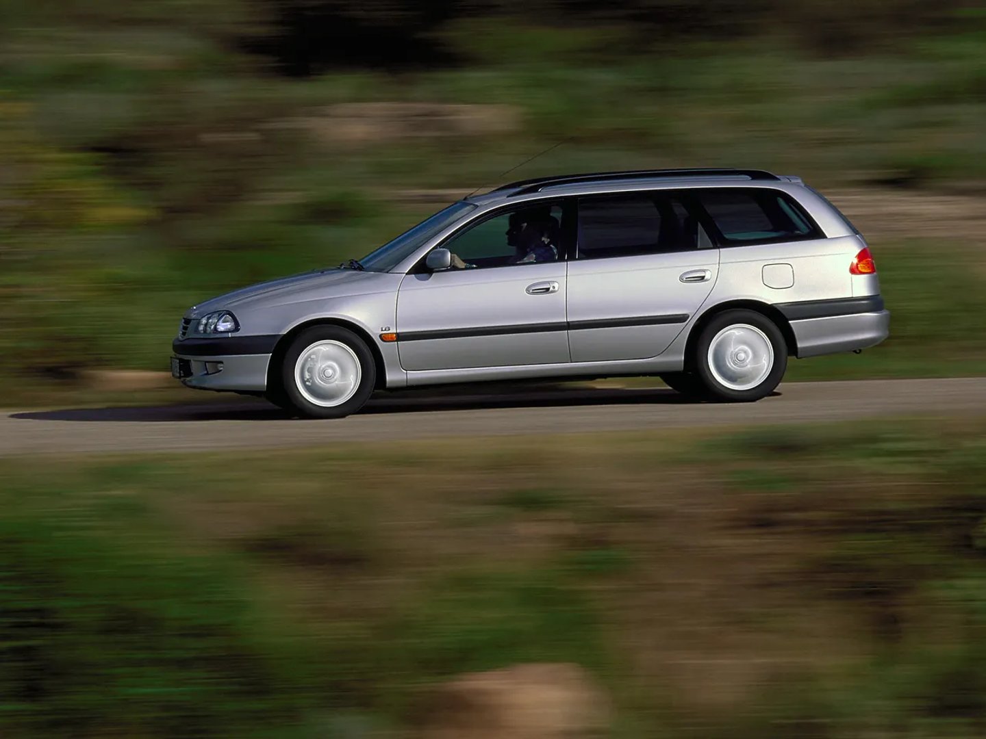 Toyota_Avensis_1_generation__Estate_5-door__3.jpg