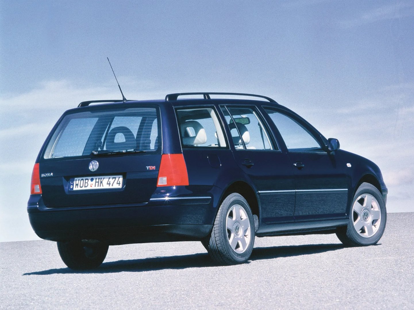 Volkswagen_Bora_1_generation__Estate_5-door__7.jpg