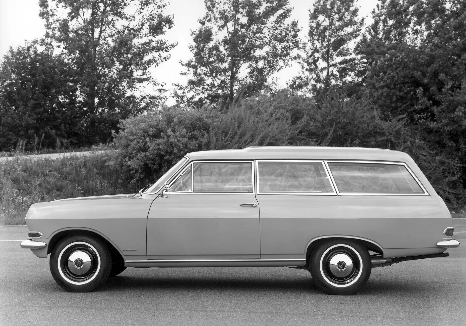 Opel_Rekord_2_generation__Estate_3-door__3.jpg