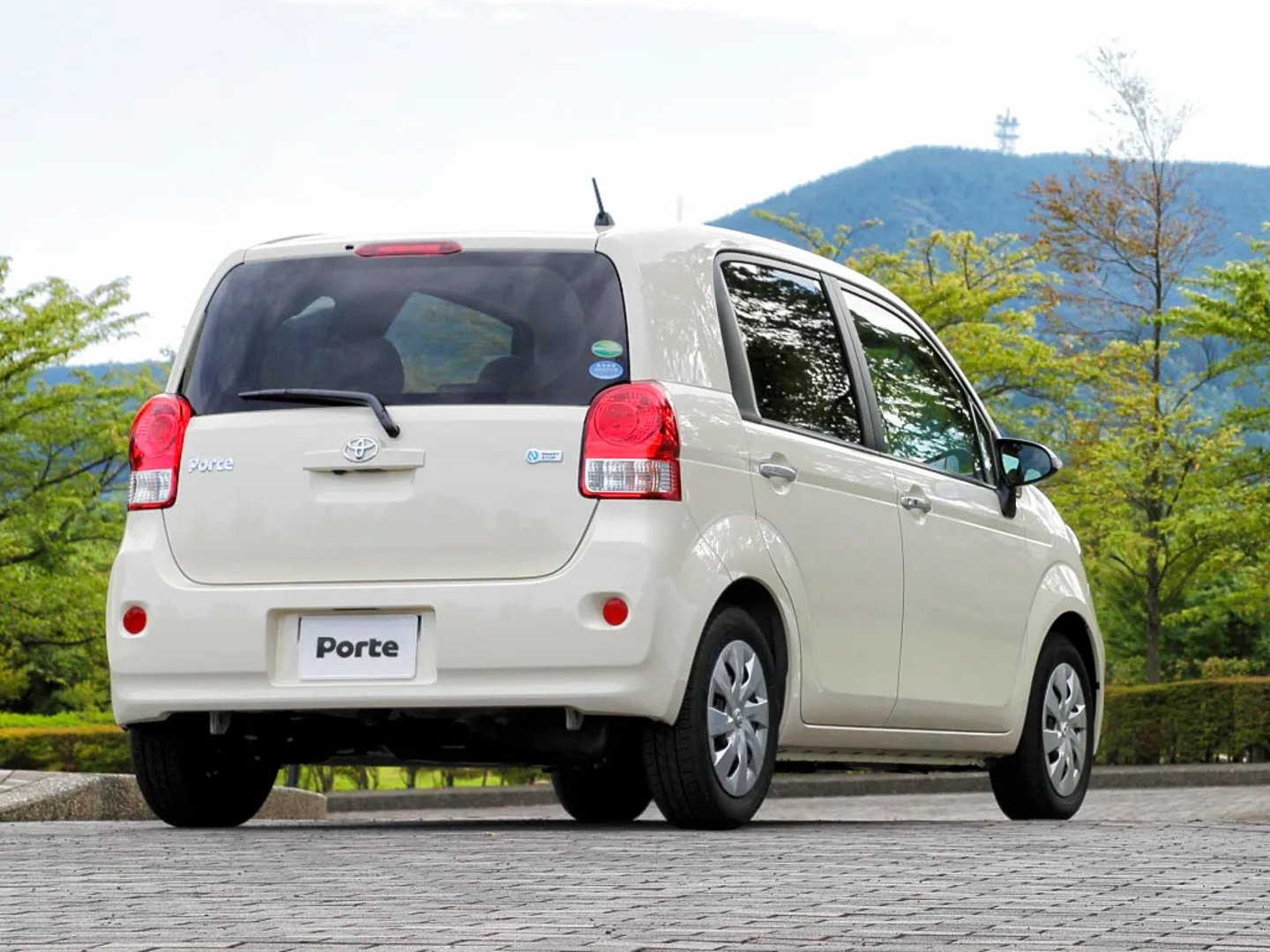 Toyota_Porte_2_generation__Compact_Van__1.jpg