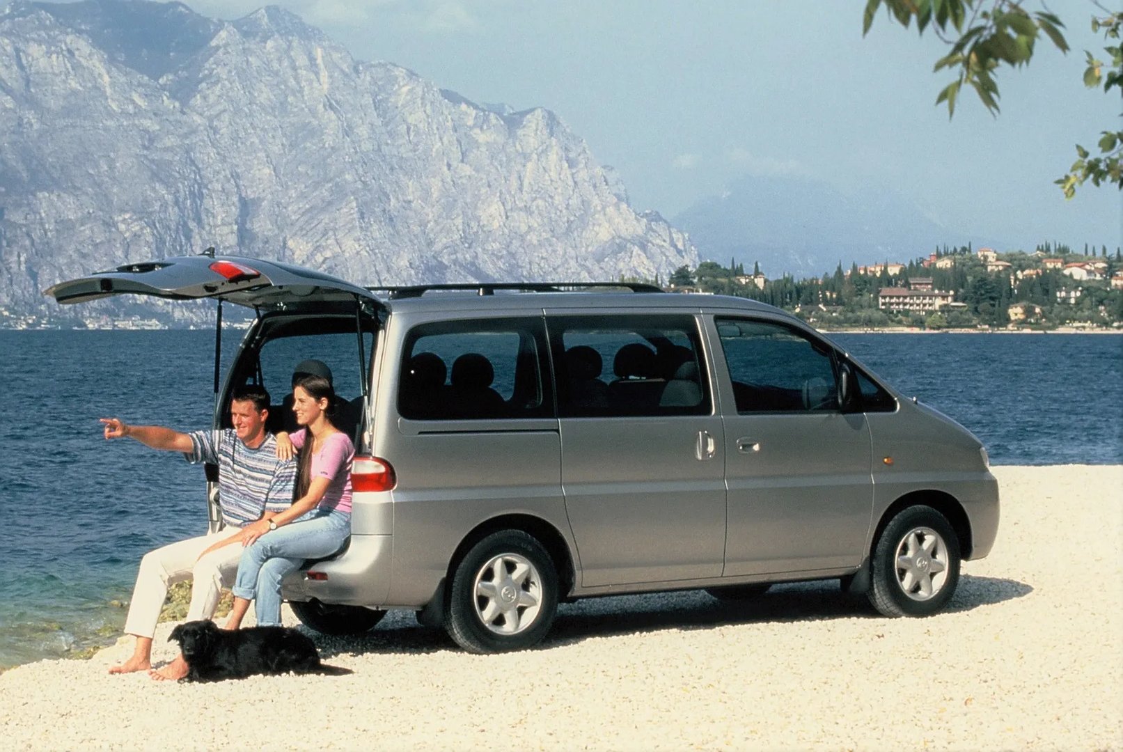 Hyundai_Starex_1_generation__Minivan__2.jpg