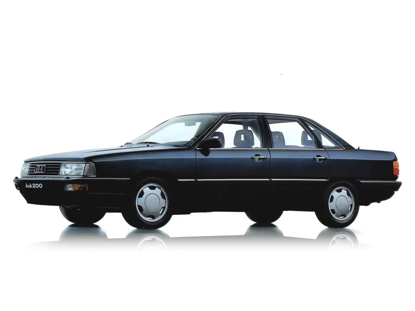 Audi_200_2_generation__Sedan__1.jpg