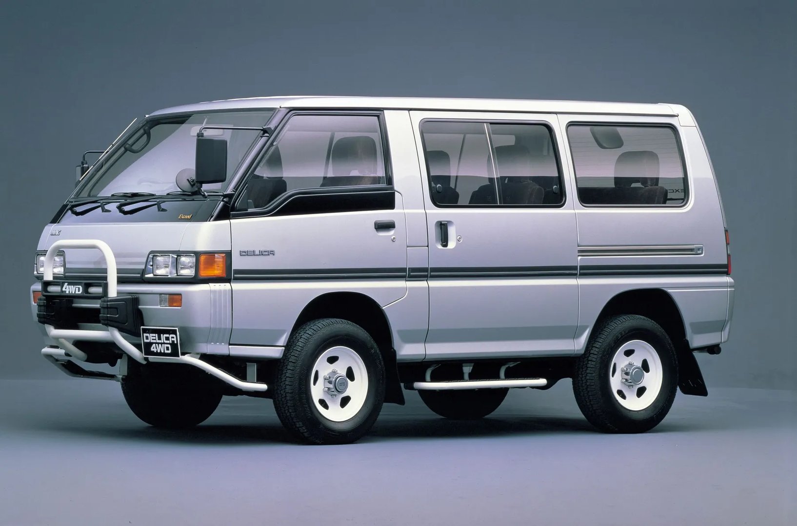 Mitsubishi_Delica_3_generation__Minivan__10.jpg