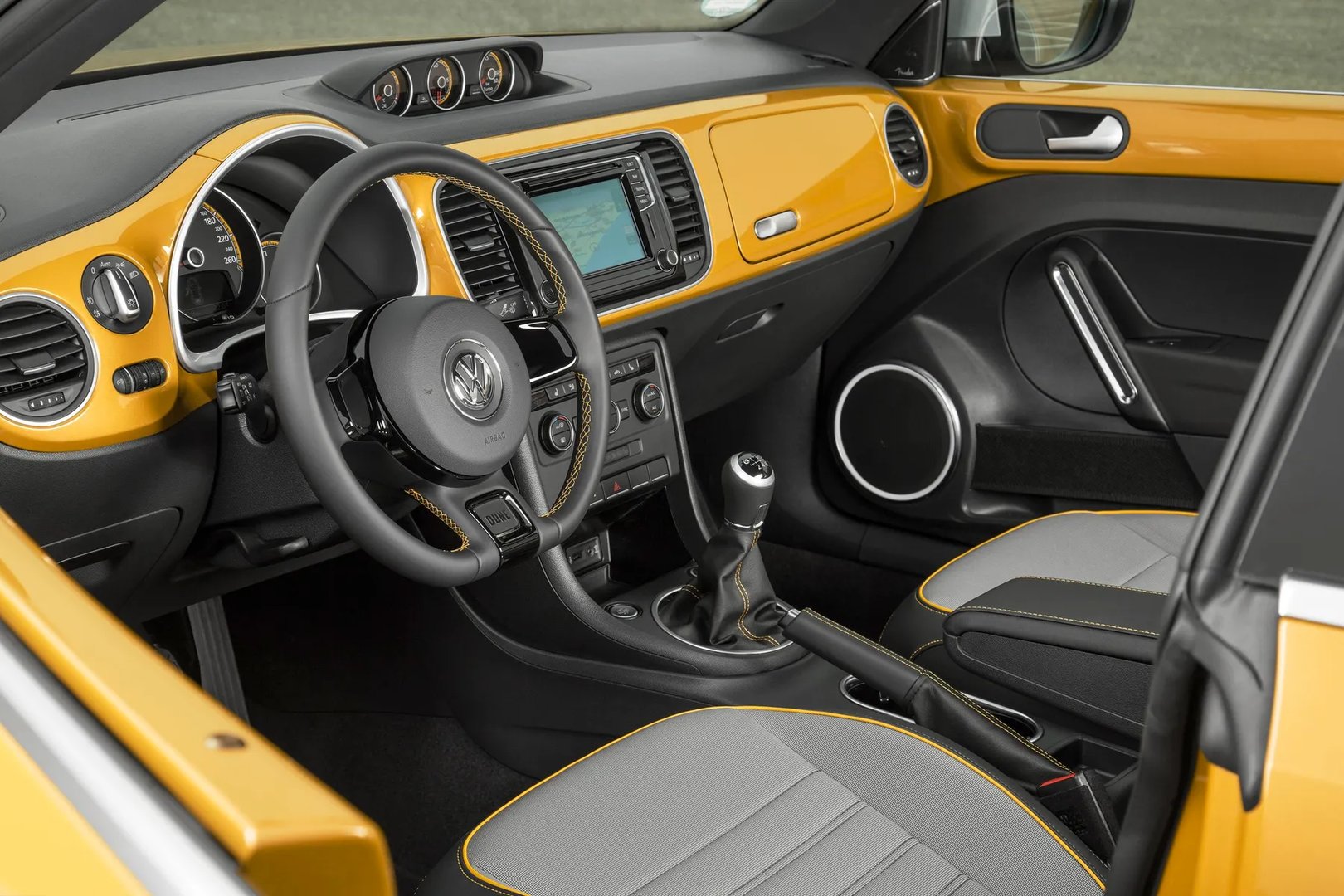 Volkswagen_Beetle_2_generation_restyling__Hatchback_3-door__13.jpg