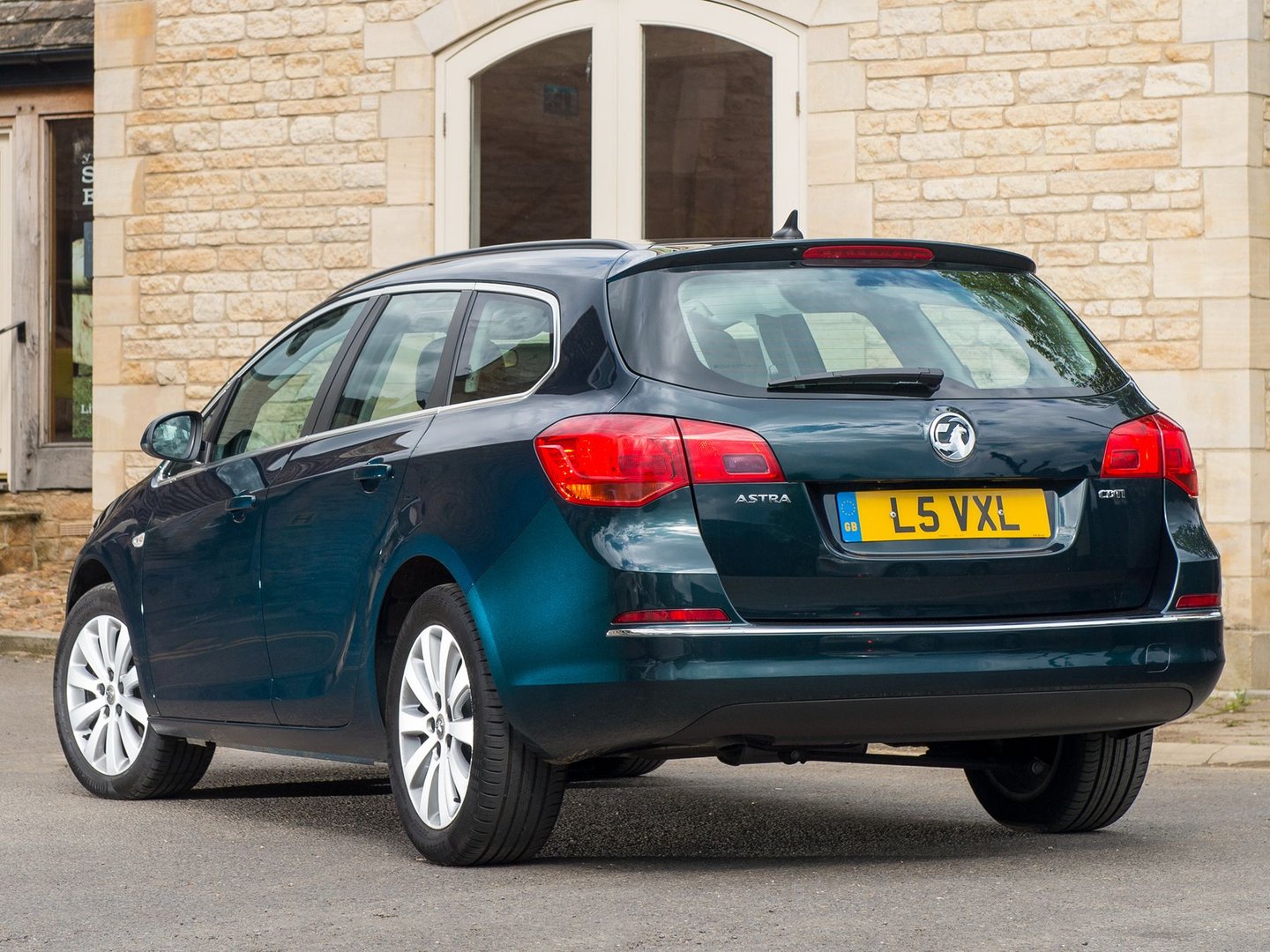 vauxhall_Astra_6_generation__Estate_5-door__17.jpg