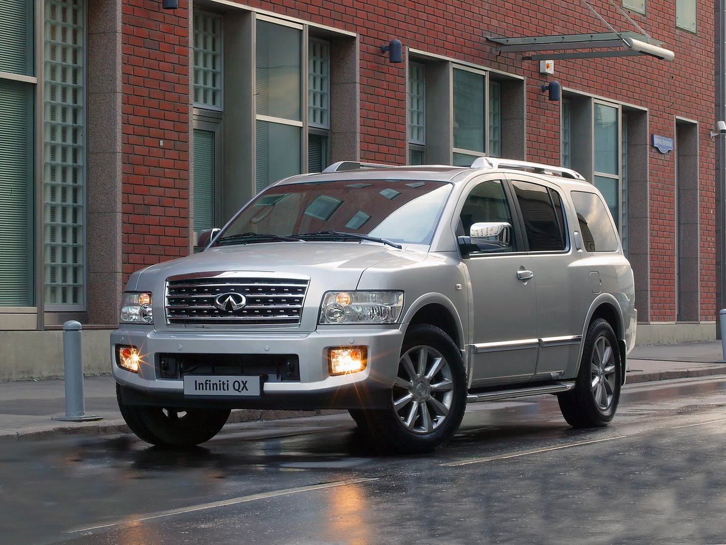 Infiniti_QX56_1_generation_restyling__SUV_5-doors__13.jpg