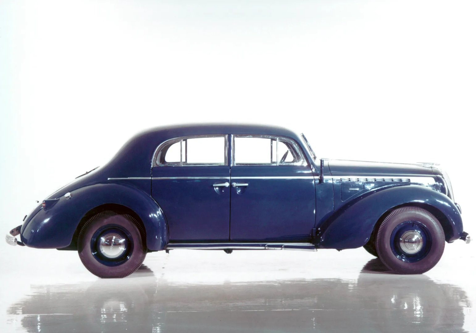 Opel_Admiral_1_generation__Sedan__4.jpg