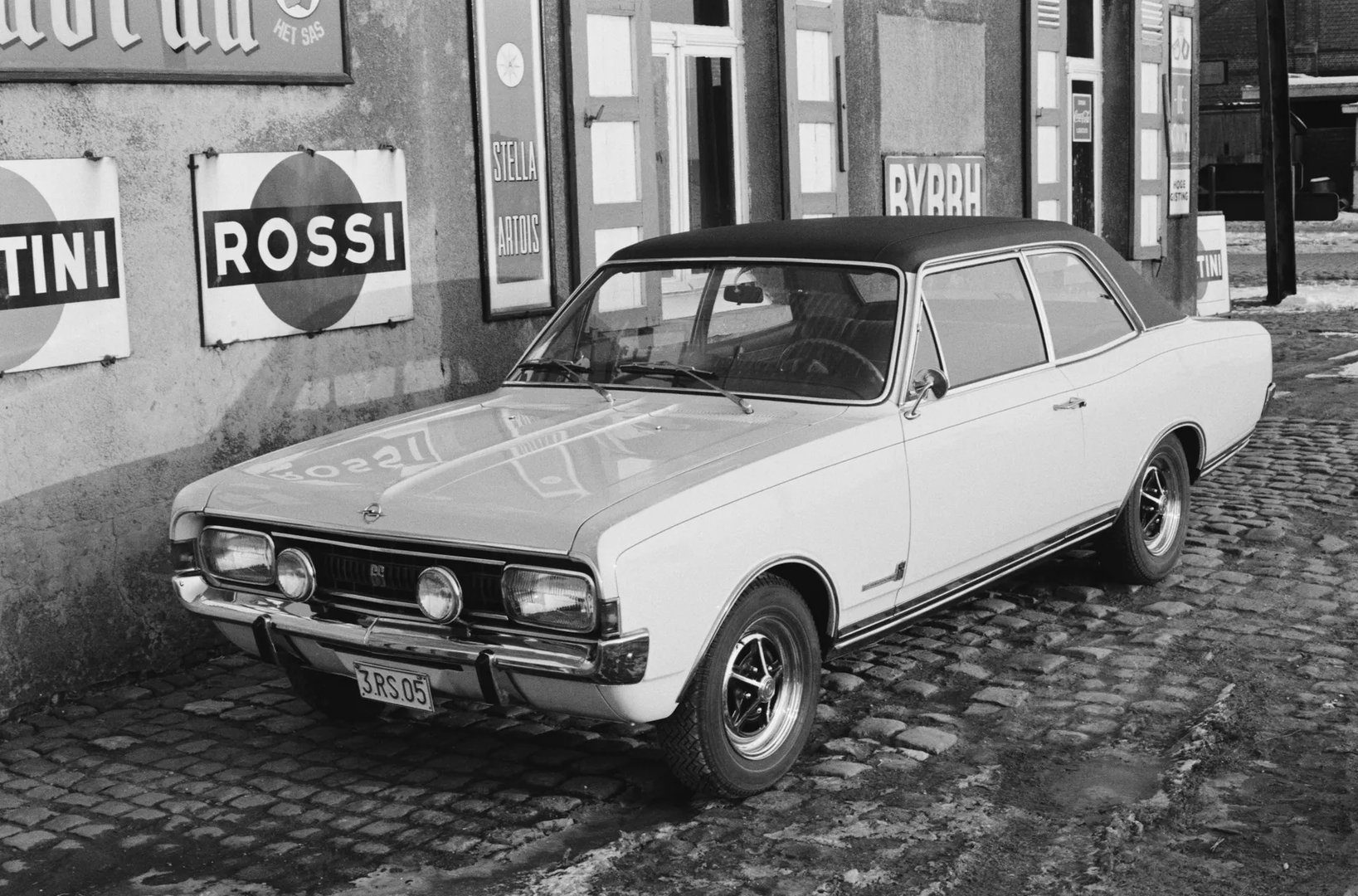 Opel_Commodore_1_generation__Sedan_2-doors__3.jpg