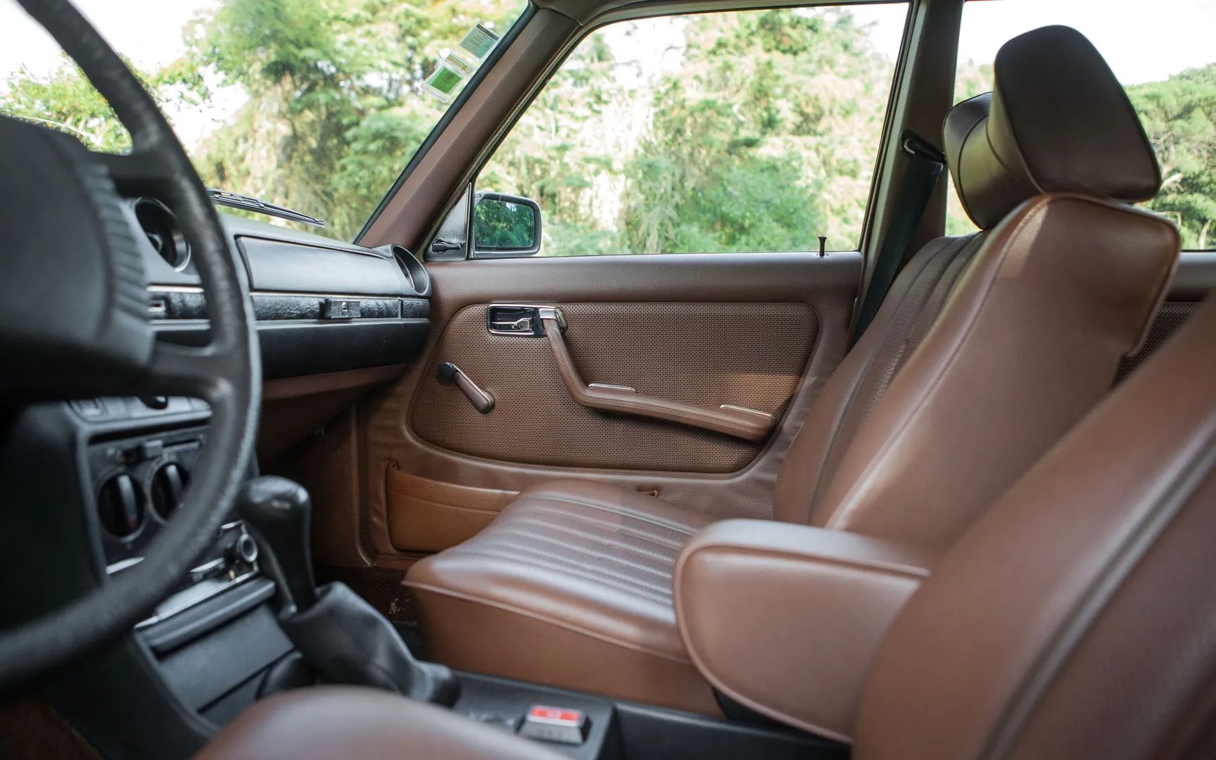 Mercedes_W123_1_generation__Sedan__11.jpg