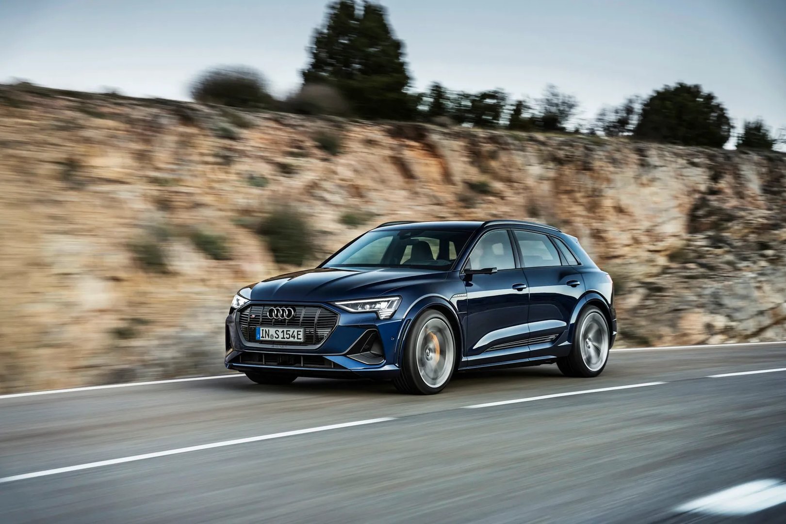 Audi_SQ8_e-tron_1_generation__SUV_5-doors__11.jpg