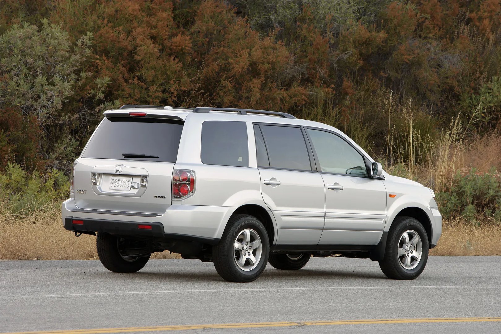 Honda_Pilot_1_generation_restyling__SUV_5-doors__3.jpg