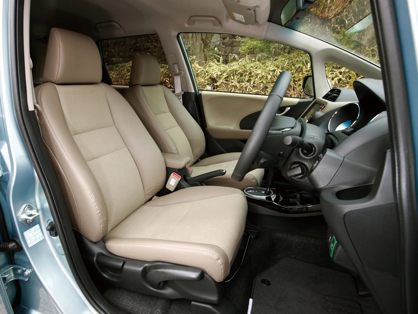 Honda_Fit_Shuttle_1_generation__Estate_5-door__12.jpg