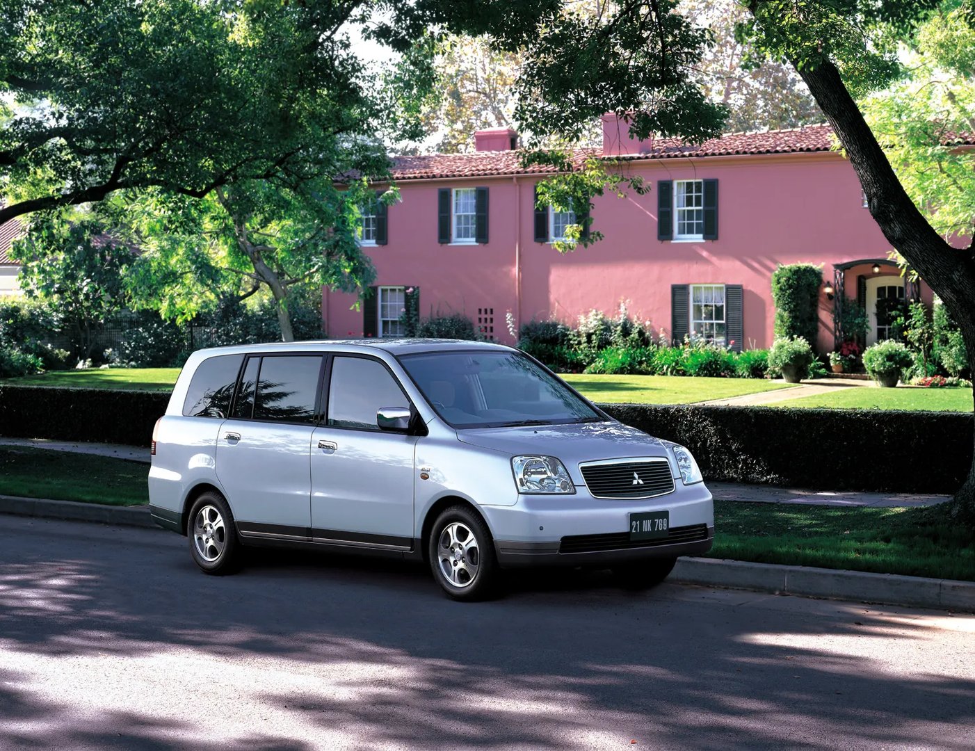 Mitsubishi_Dion_1_generation__Compact_Van__5.jpg