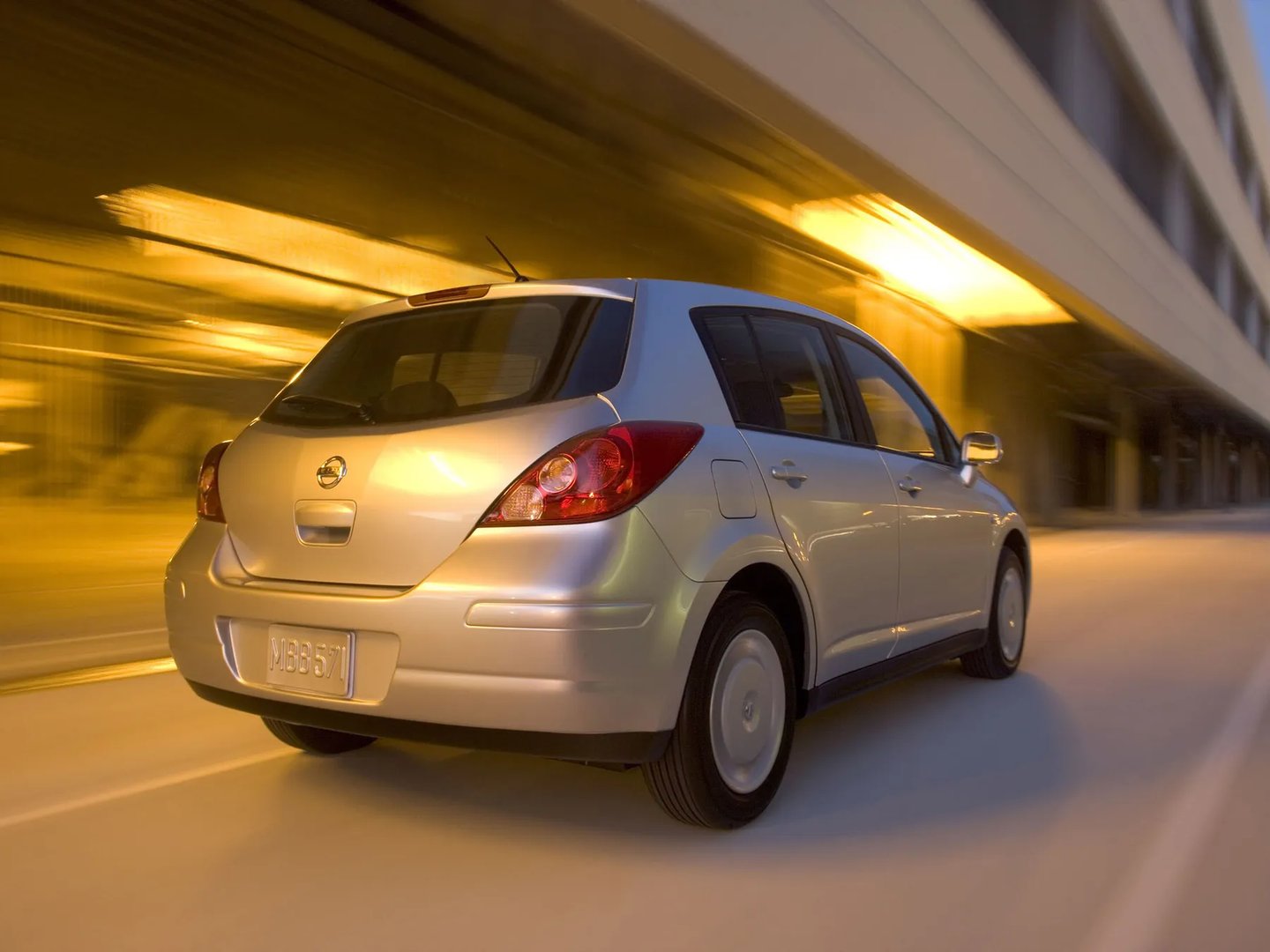 Nissan_Versa_1_generation__Hatchback_5-door__9.jpg