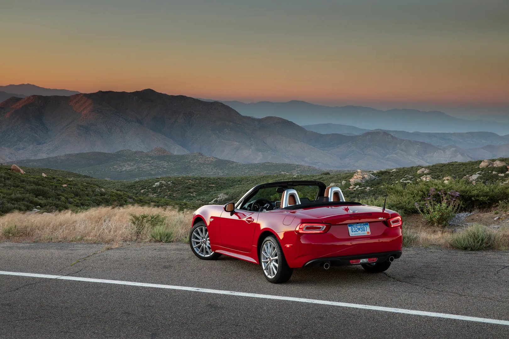 Fiat_124_Spider_1_generation__Roadster__2.jpg