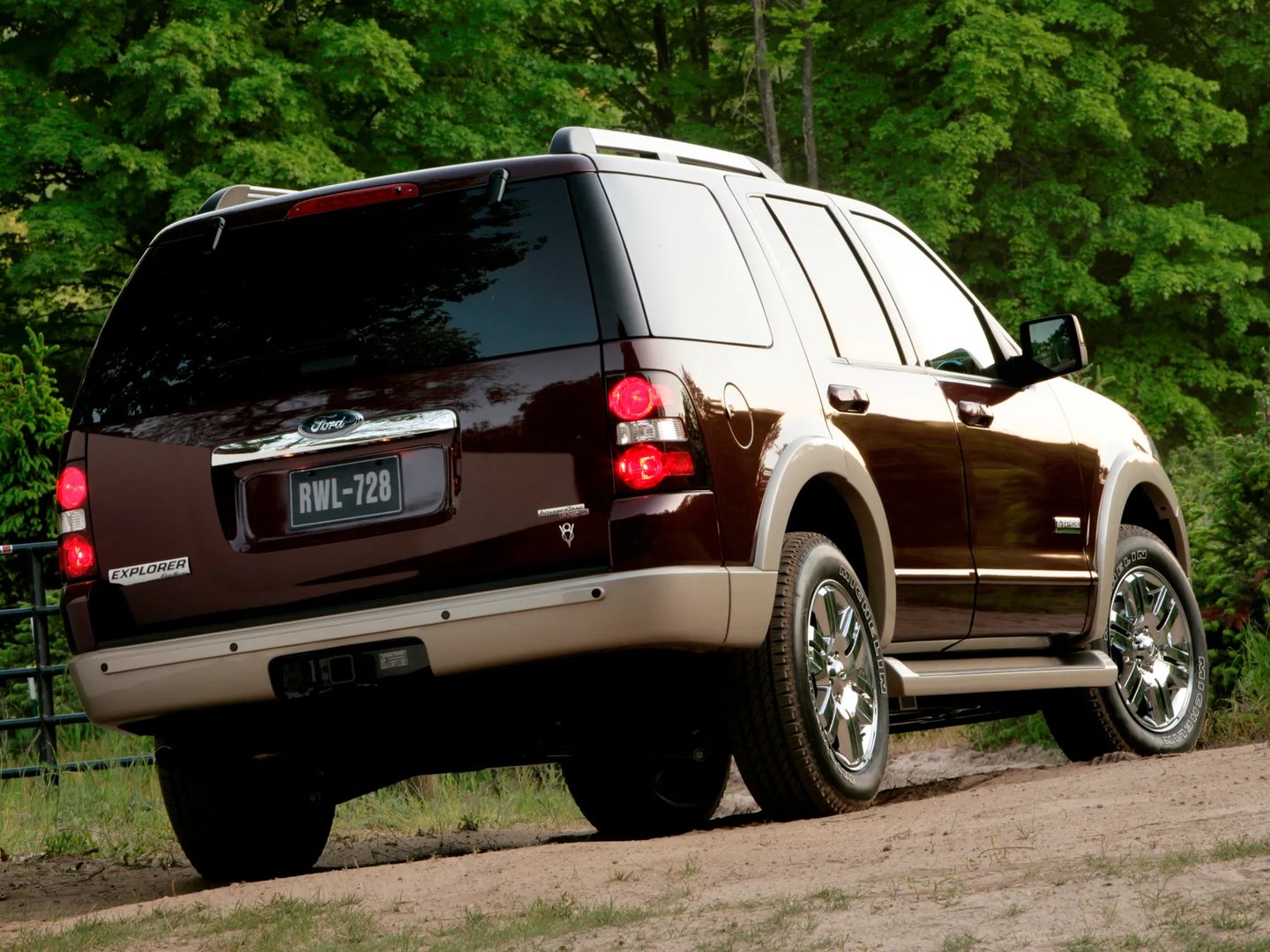 Ford_Explorer_4_generation__SUV_5-doors__2.jpg
