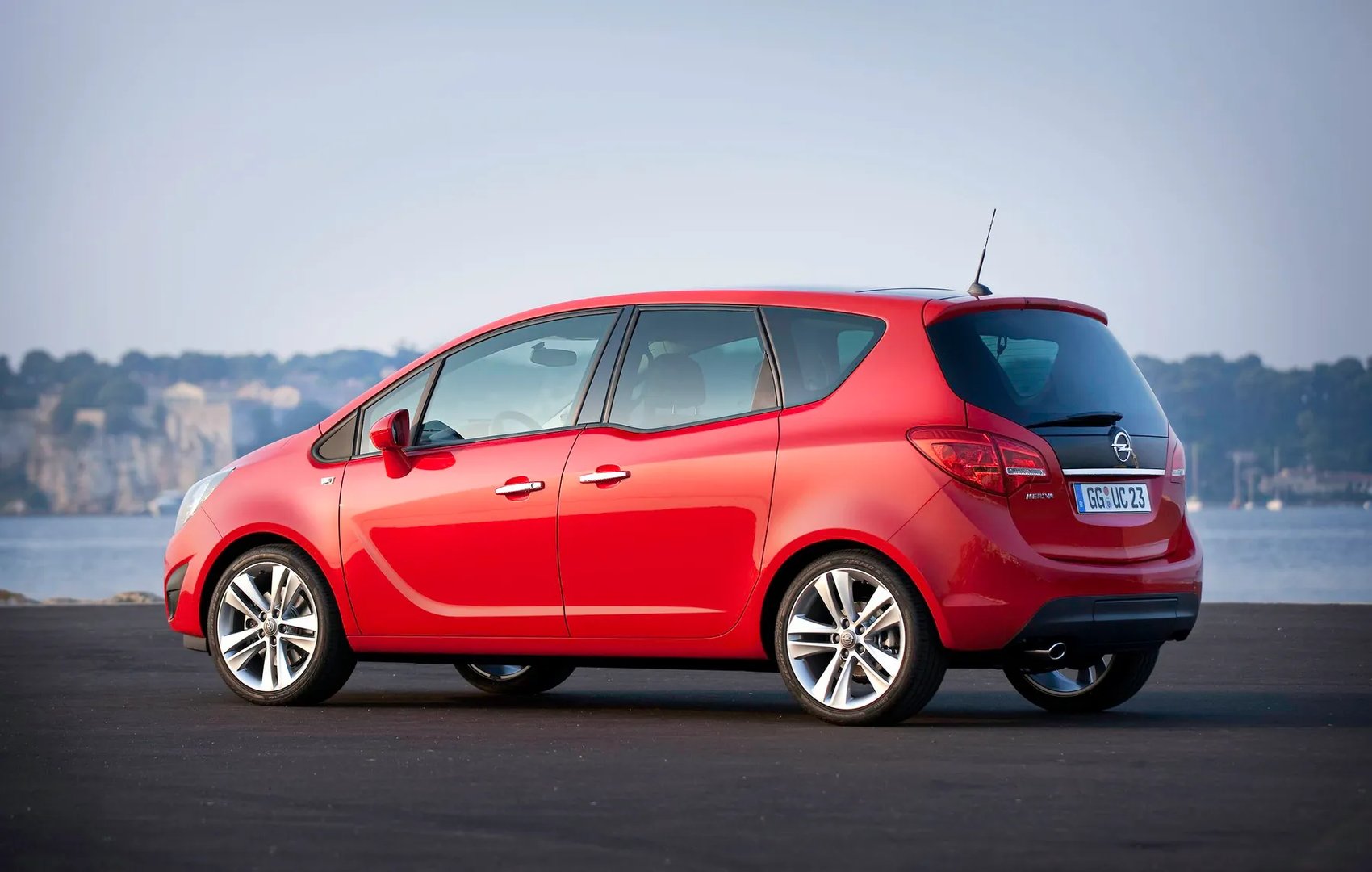 Opel_Meriva_2_generation__Compact_Van__8.jpg