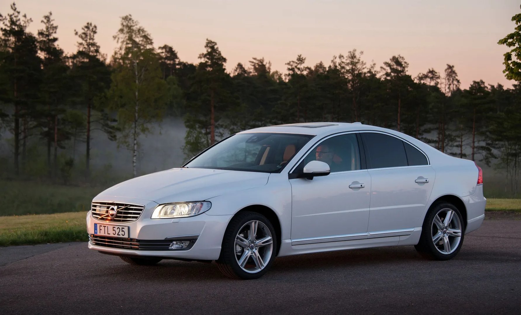 Volvo_S80_2_generation_restyling_2__Sedan__7.jpg