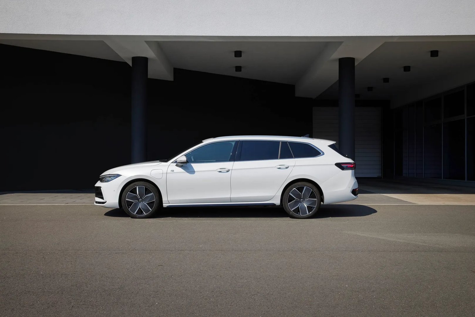 Volkswagen_Passat_9_generation__Estate_5-door__5.jpg