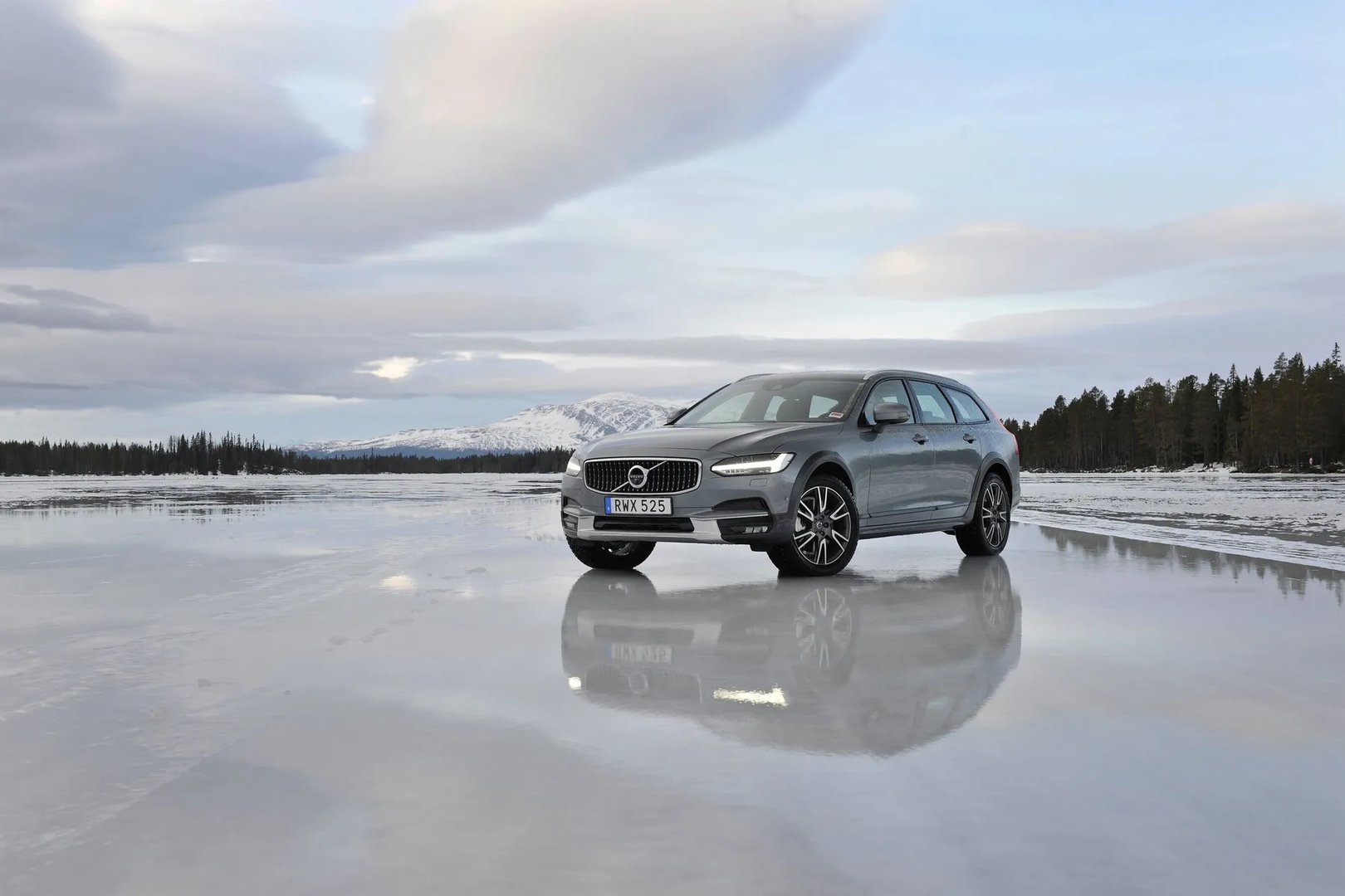 Volvo_V90_Cross_Country_1_generation__Estate_5-door__11.jpg