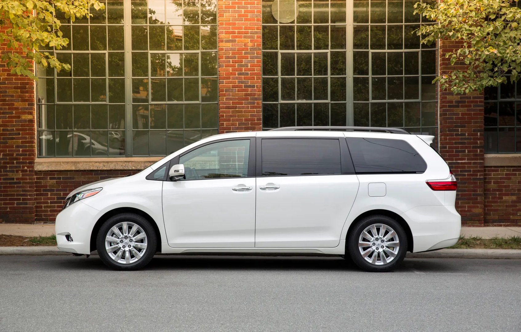 Toyota_Sienna_3_generation_restyling_1__Minivan__9.jpg